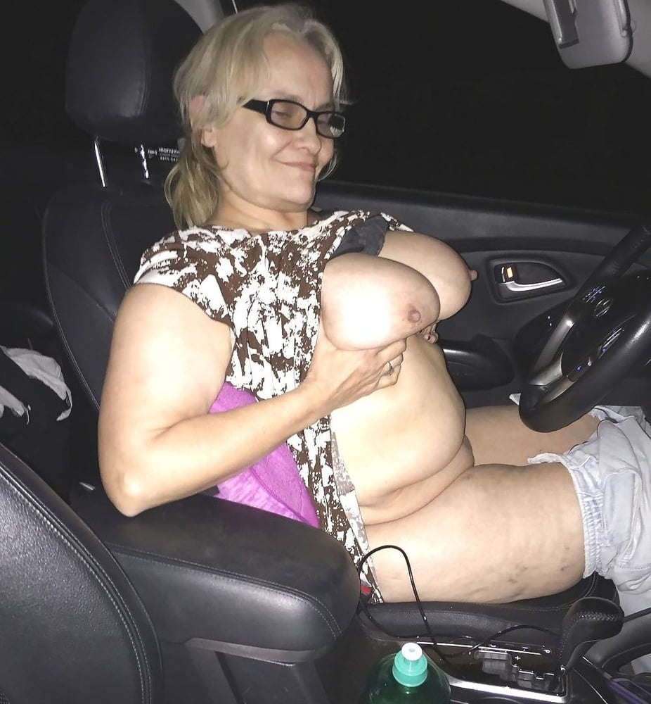 Une femme âgée dans une voiture xxx