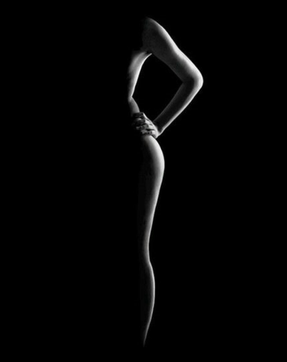 Corps féminin au crépuscule