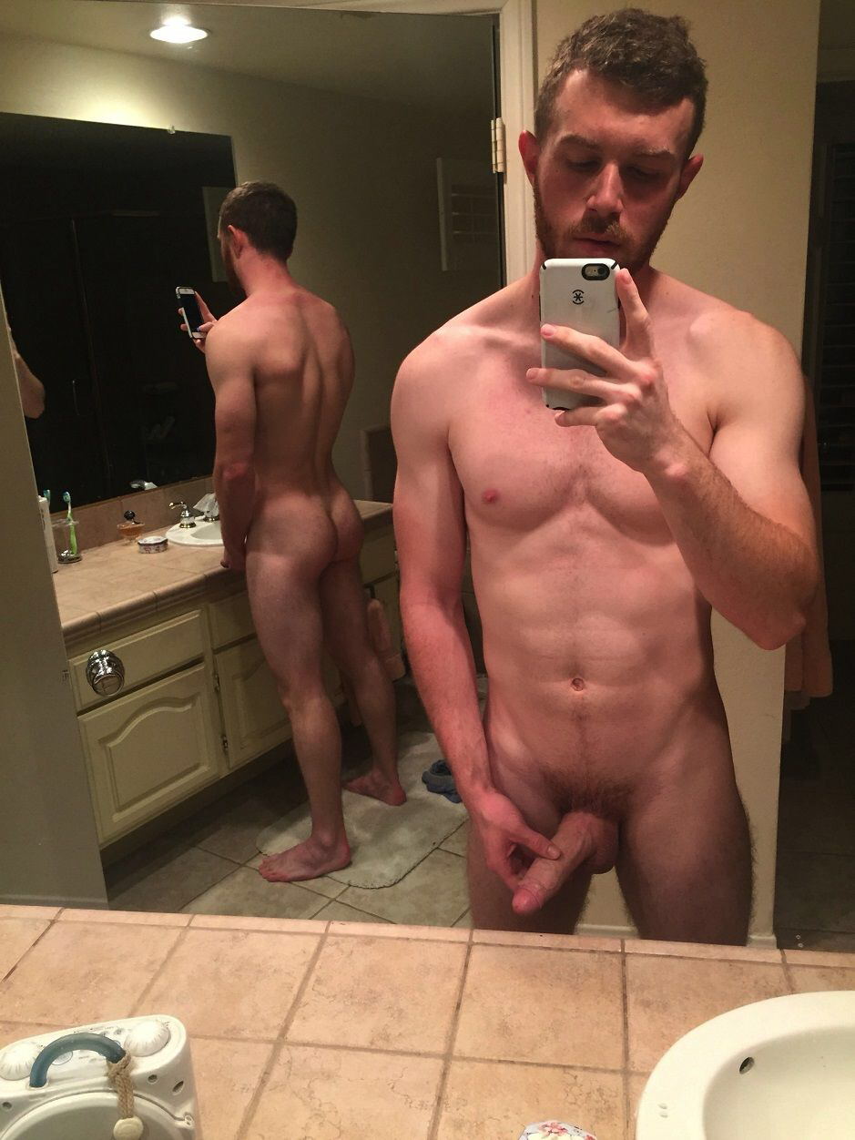 Selfies inhabituels des hommes nus