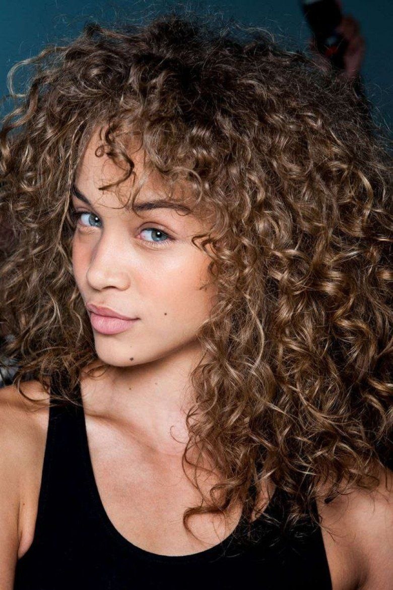 Esthétique des cheveux bouclés
