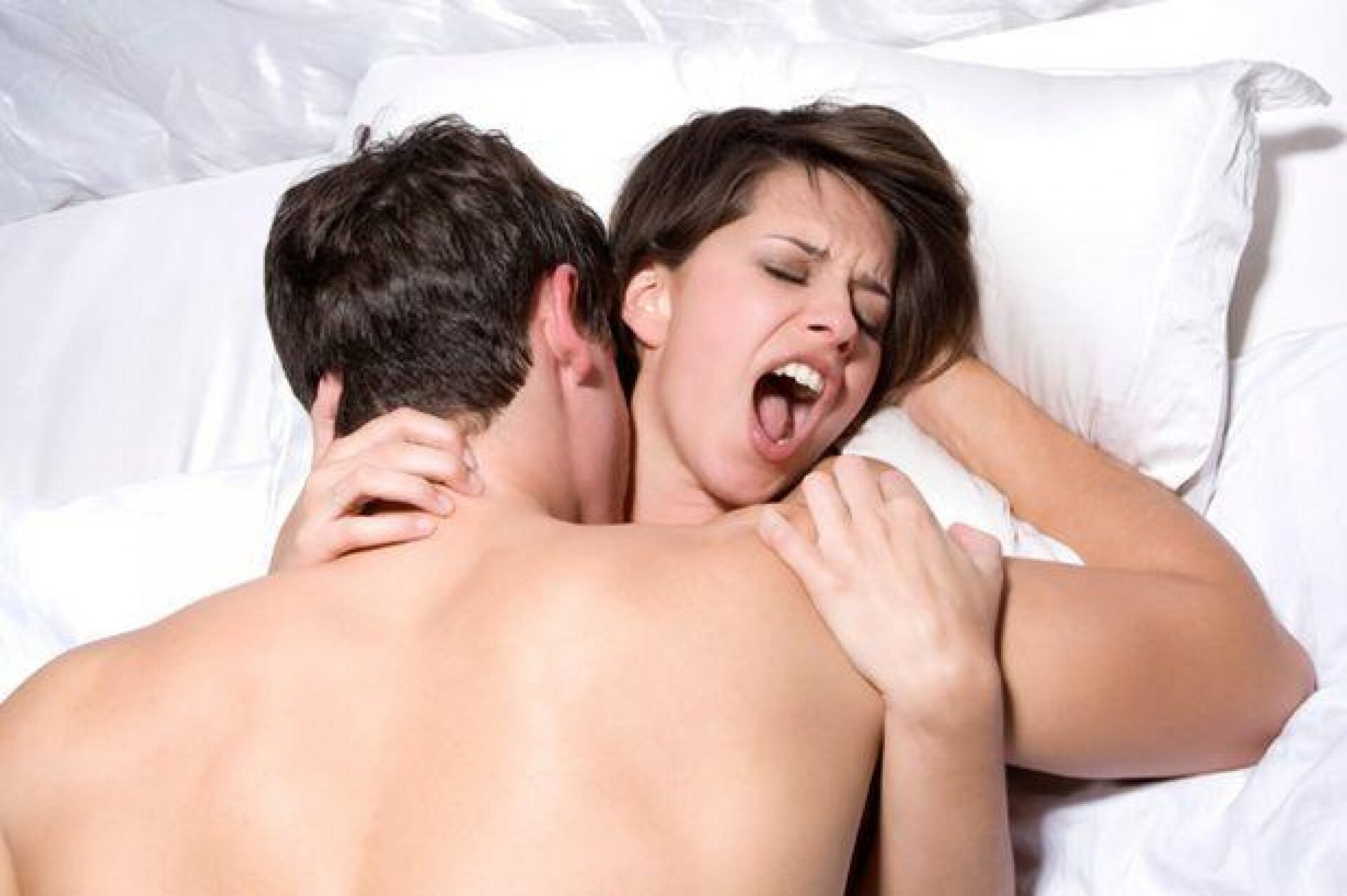 Sexe entre mari et femme au lit photo