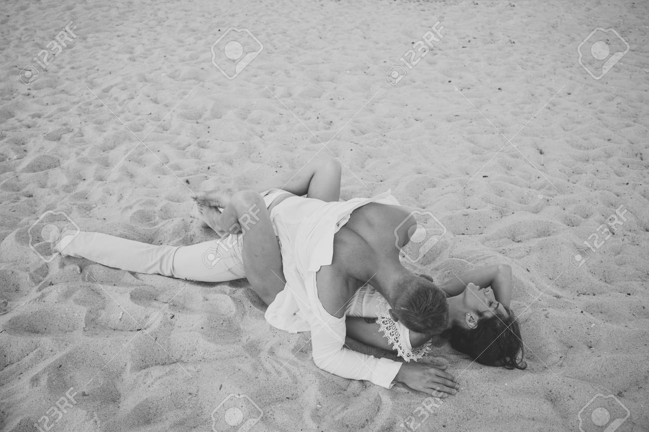 Femmes faisant lamour sur la plage