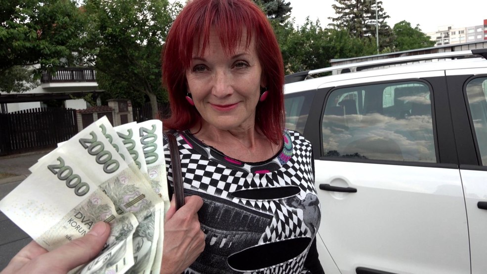 Le gars a grimpé une fille sous une jupe