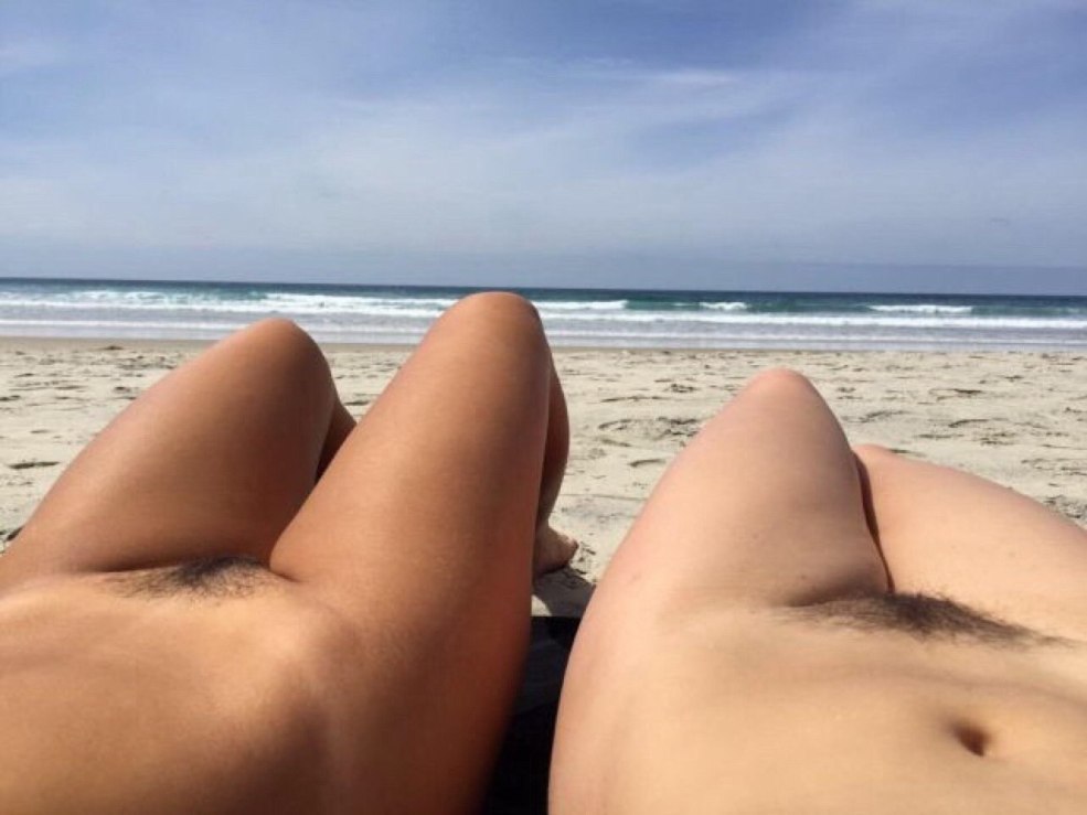 Belles chattes nues sur la plage