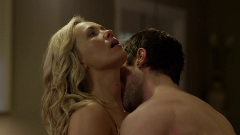 Brandy Connell dans la cuisine nue