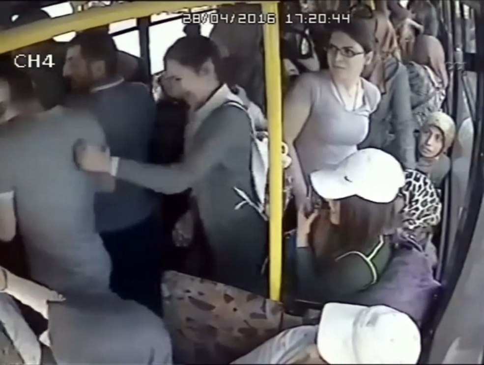 Touche l'étranger dans le bus