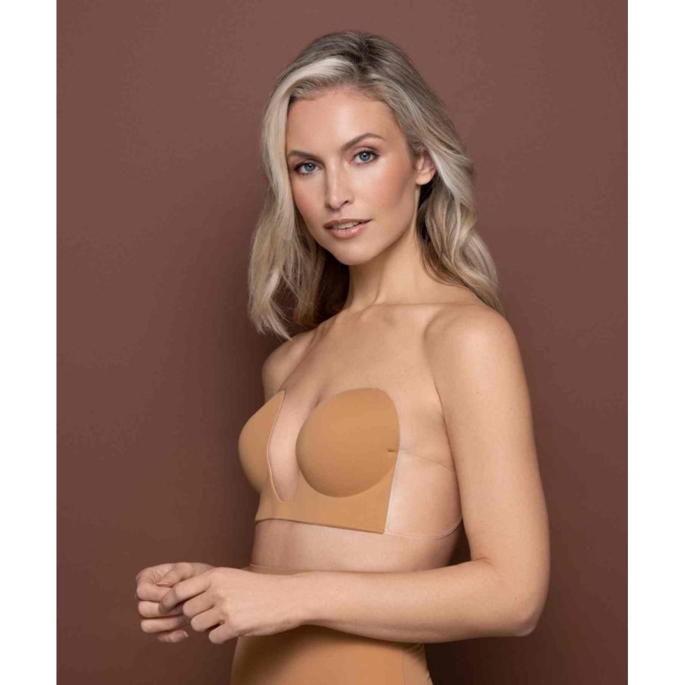 Un homme a détaché le soutien-gorge