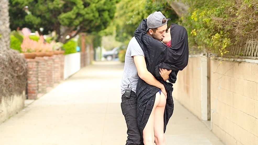 Prank s'embrasse avec un musulman