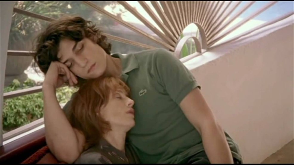 NL mature avec une coupe de cheveux courte