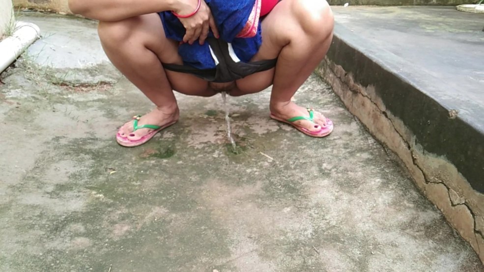 Pissing féminine dans la nature