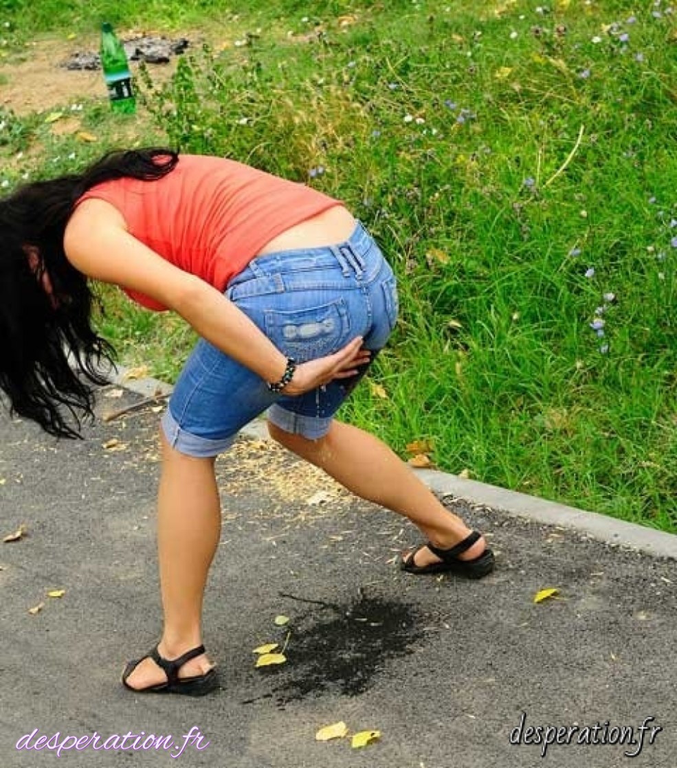 Pissing des femmes dans la salle de bain