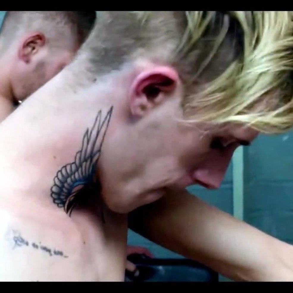 La fille avait fini avec une bouche complète