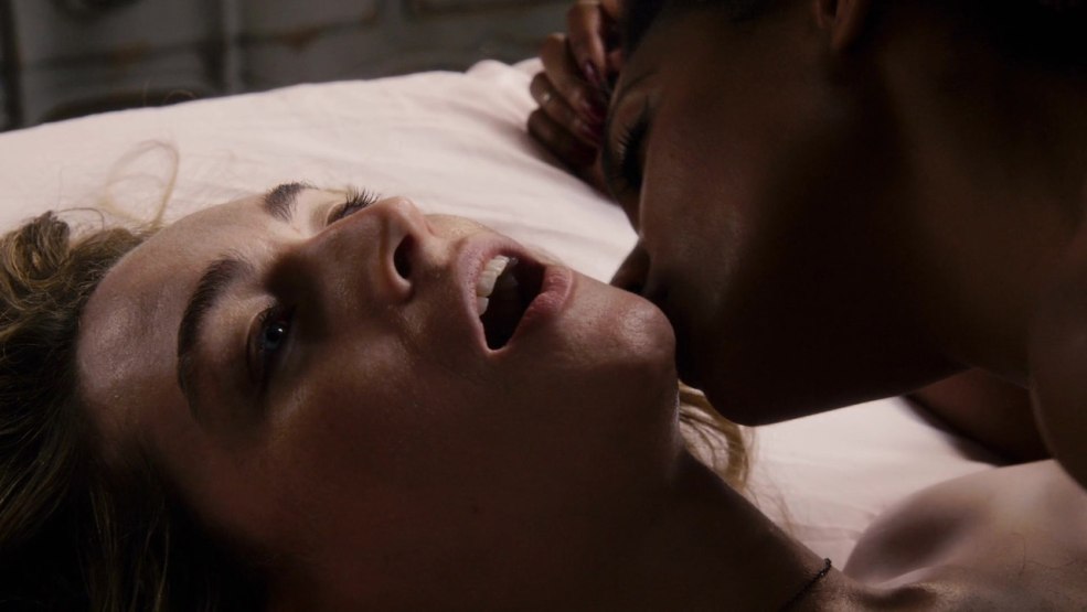 Baiser passionné sur le canapé