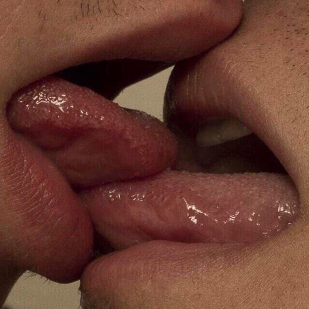 S'embrasser avec la langue du gif