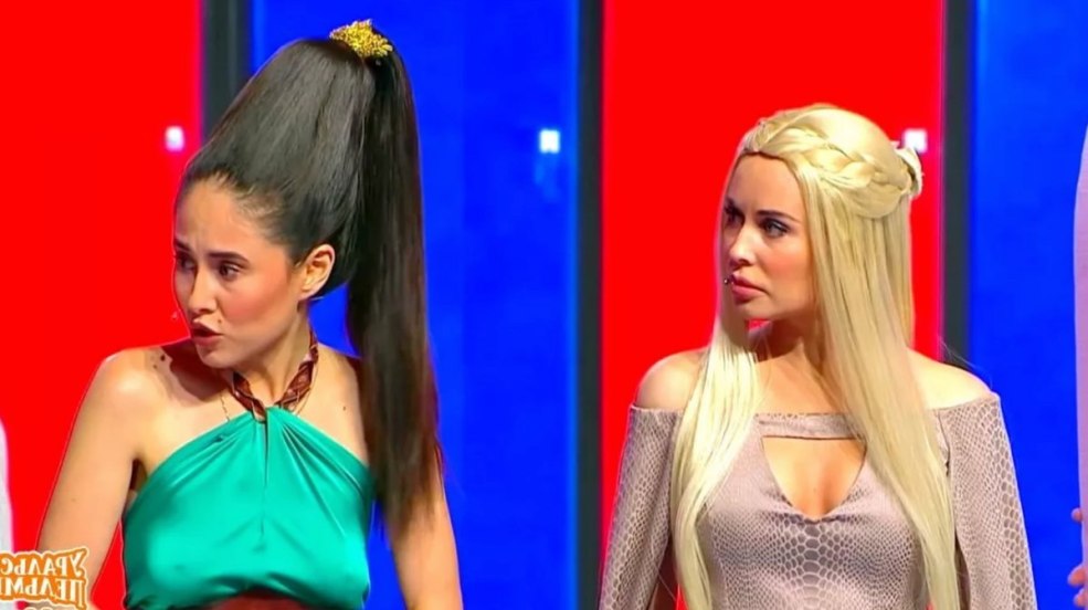 Julia Mikhalkova montre des boulettes d'ural