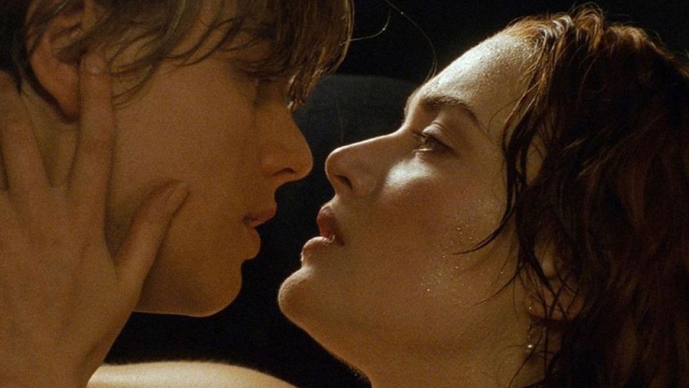 Beau anal dans une robe de soirée