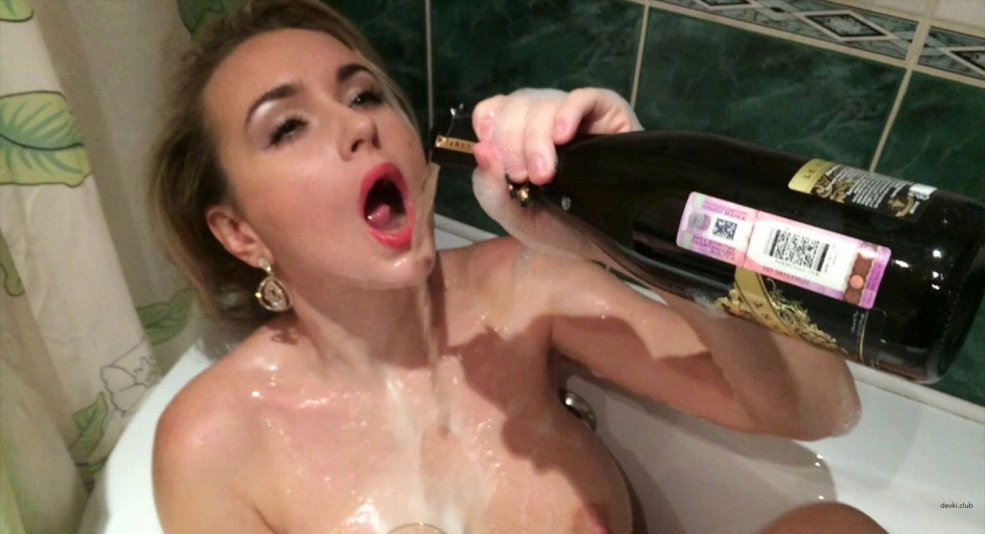 Séance photo pornographique avec du vin