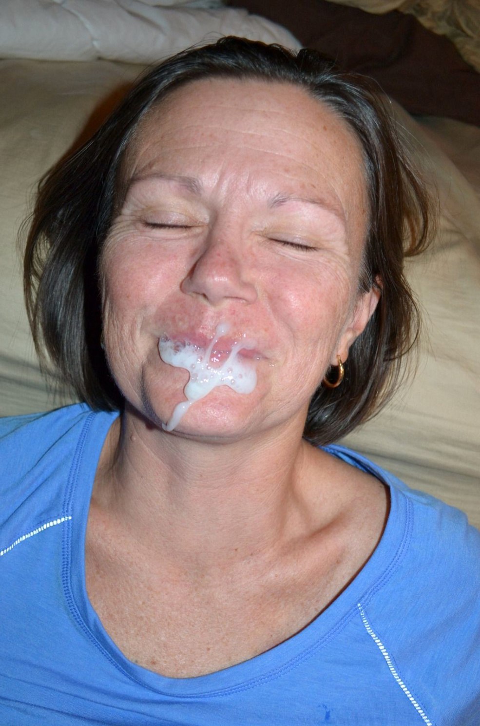 Grand-mère faciale de sperme dans le pays privé