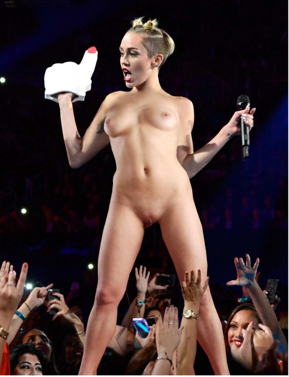 Miley Cyrus nue sur scène