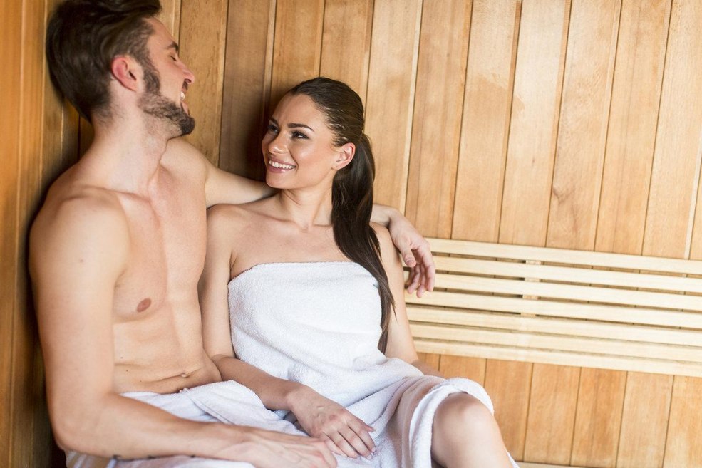 Un couple dans le sauna