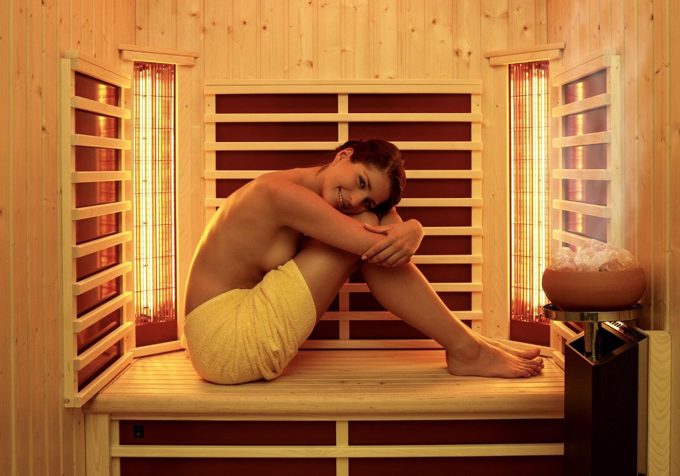 Simoni Diamond dans le sauna