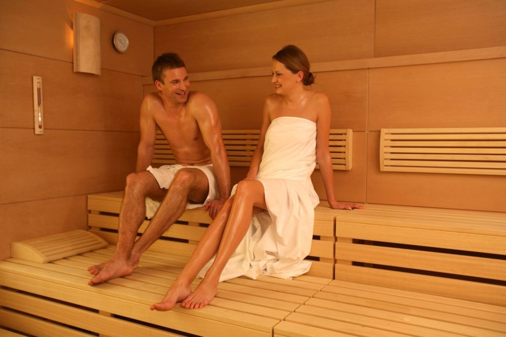 Vieux nu avec des jeunes dans le bain