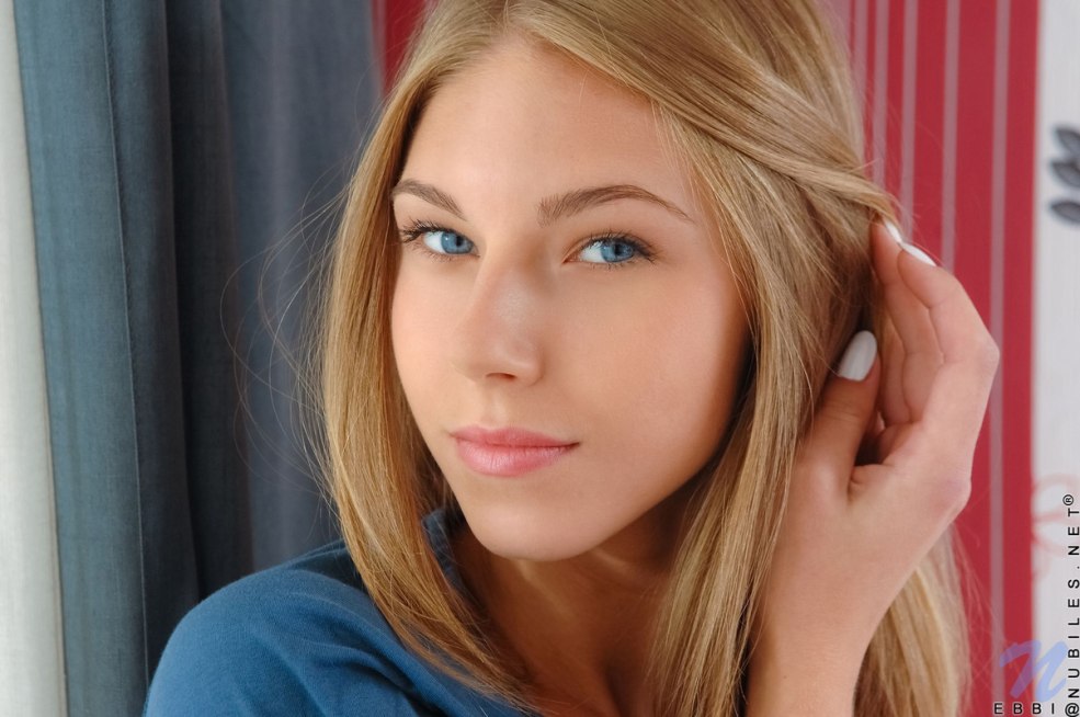 Fille miniature en maillot de bain