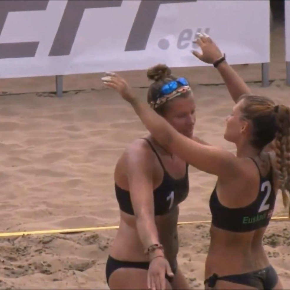 Joueurs de volleyball sans t-shirts