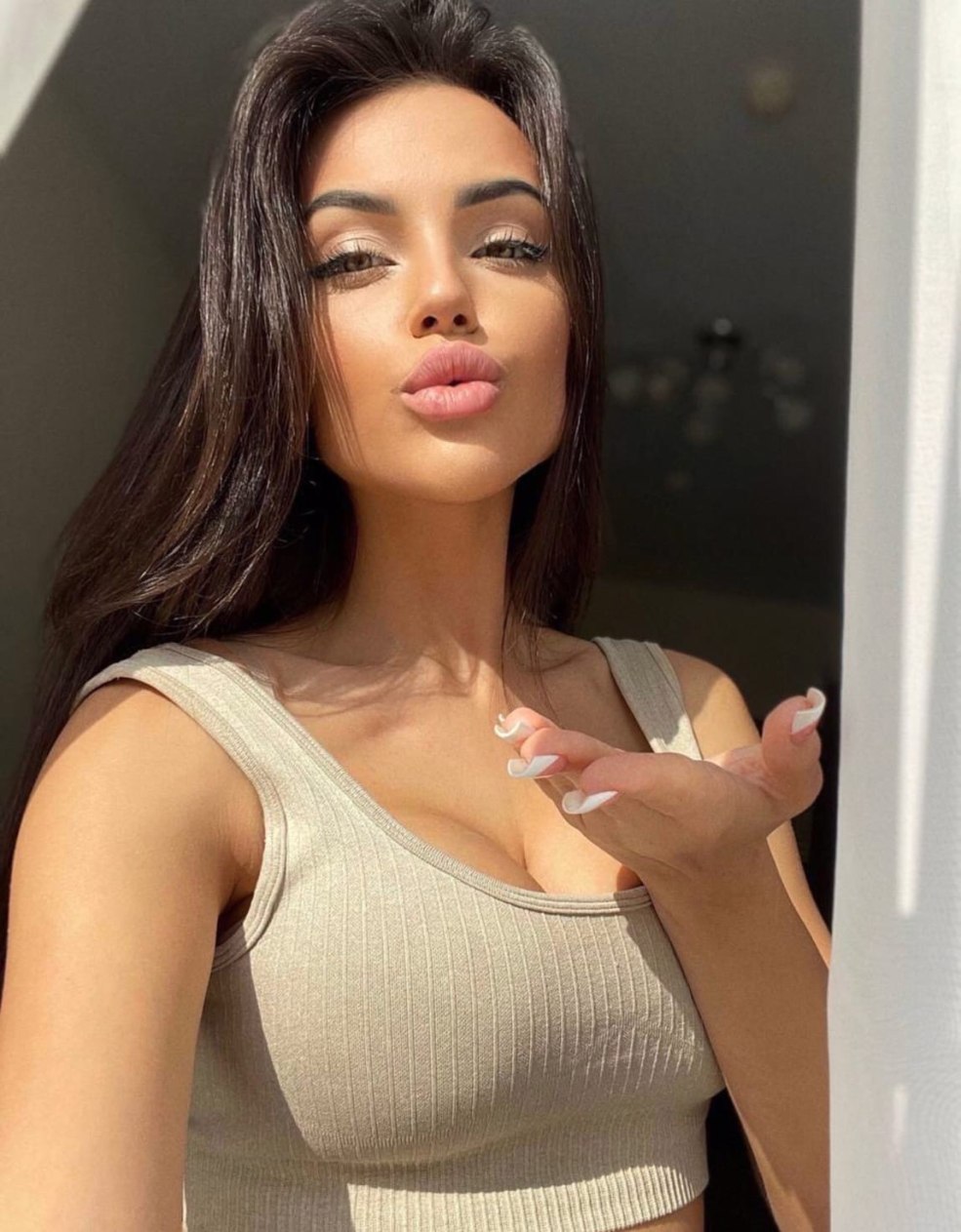 Anastasia taylakova sans soutien-gorge