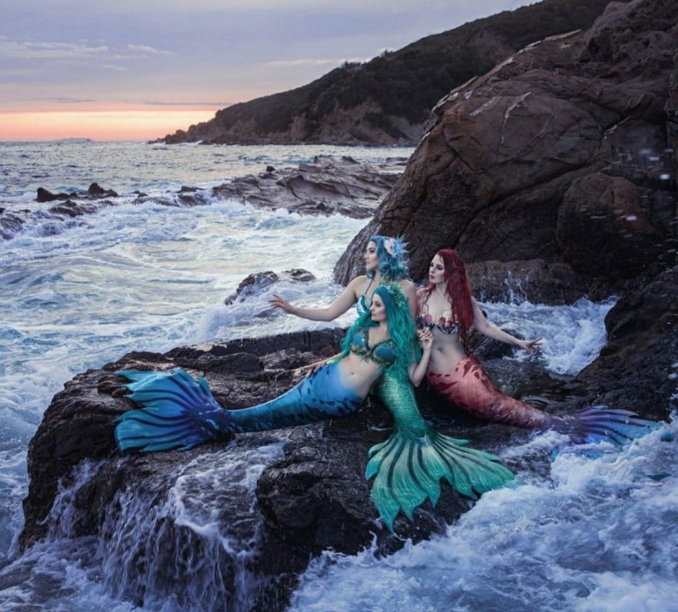 Séance photo dans le style des sirènes en mer