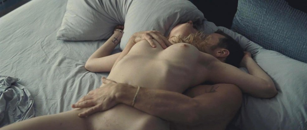 Selena Hannah a obligé à lécher