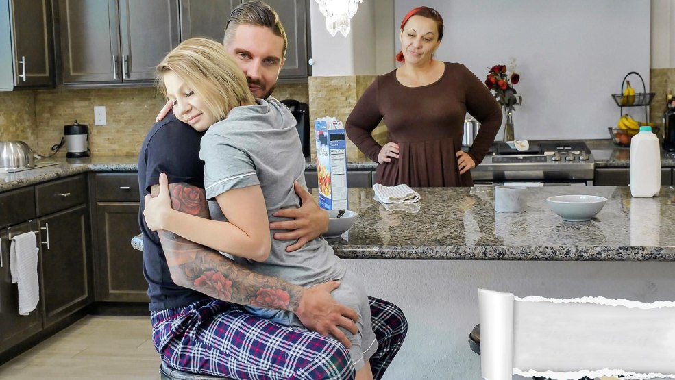 Cara peut belle-fille après le petit déjeuner