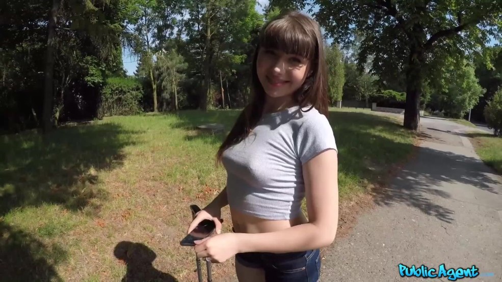 Agent public avec une jeune jeune fille