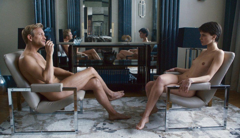 Baise dans une robe devant des amis