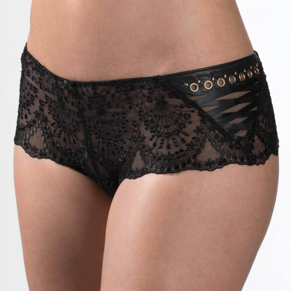 La fille choisit des collants dans le magasin