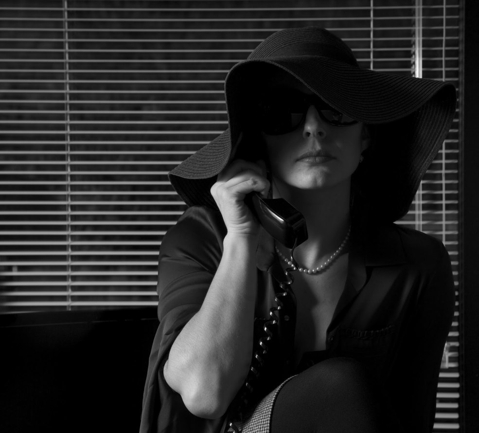 Fille dans un chapeau noir