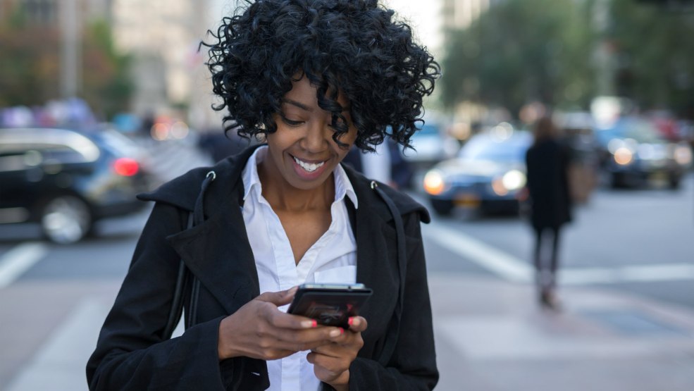 Femme noire avec smartphone