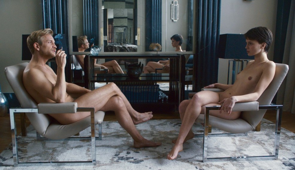 Femmes nues fermes - à la maison