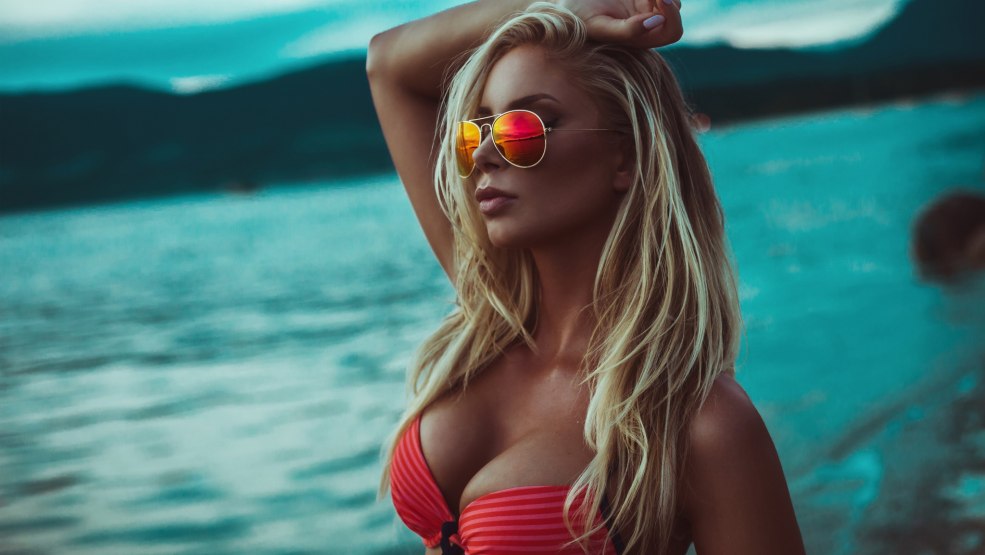 Blonde en maillot de bain avec des lunettes