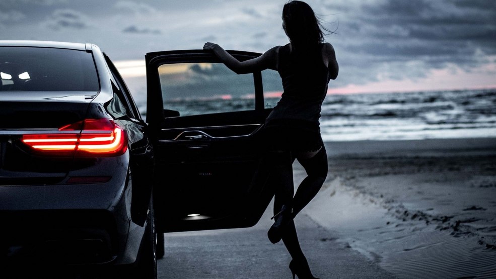 Brune près de la voiture la nuit