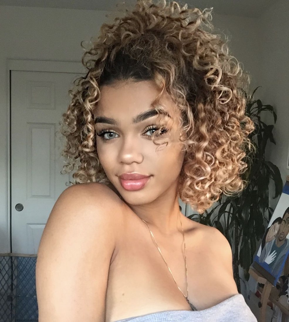Cheveux boucles frise quelle est la différence