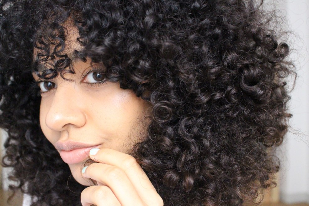 Cheveux bouclés non colis