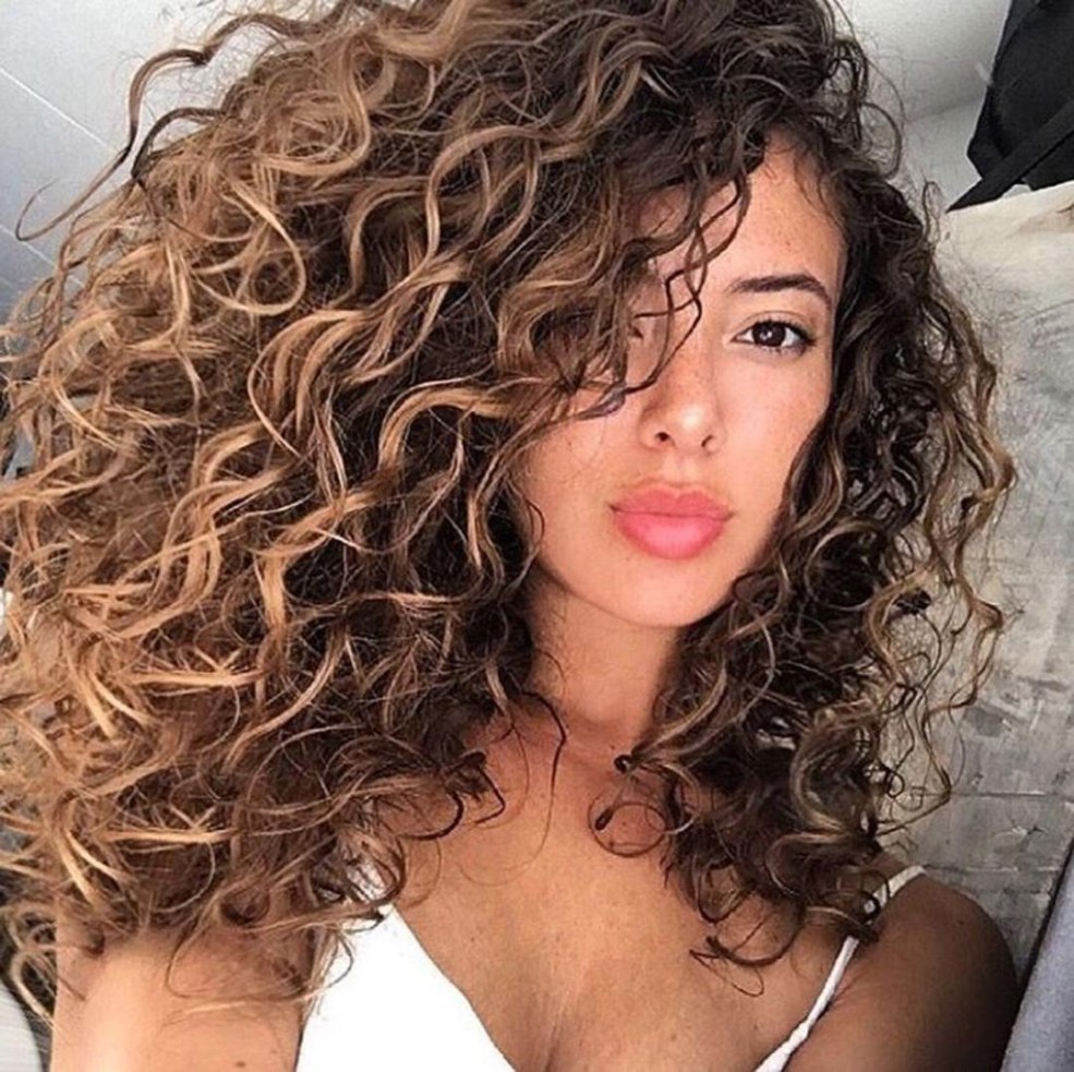 Fille aux cheveux bouclés