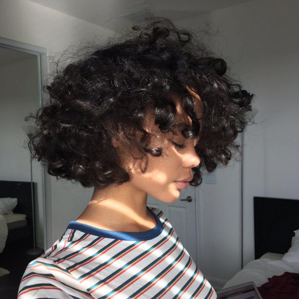 Adolescents aux filles aux gros seins