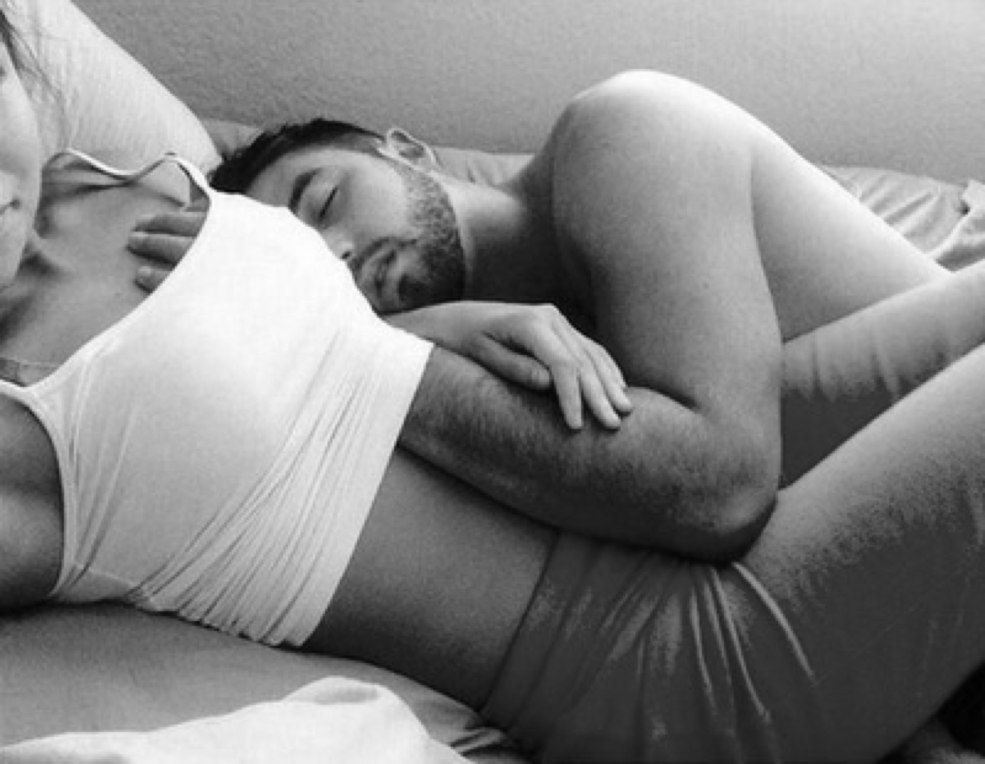 Fille dort sur un mec