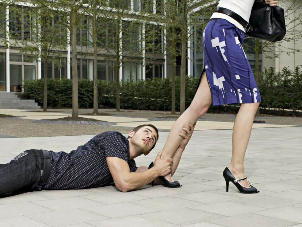 La femme court après un homme