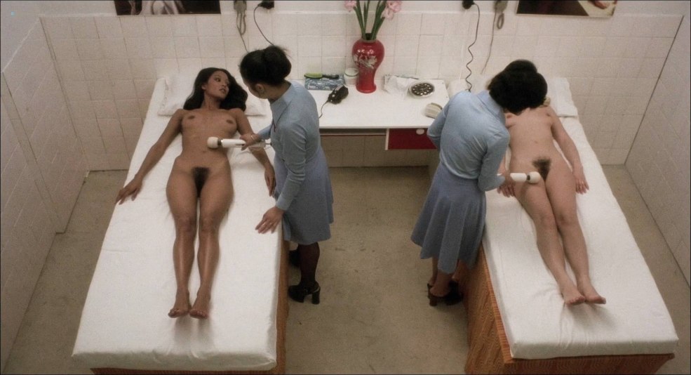 Strip-teaseuse nue sur scène