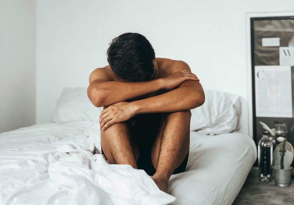 La fille est allongée sur le dos du gars