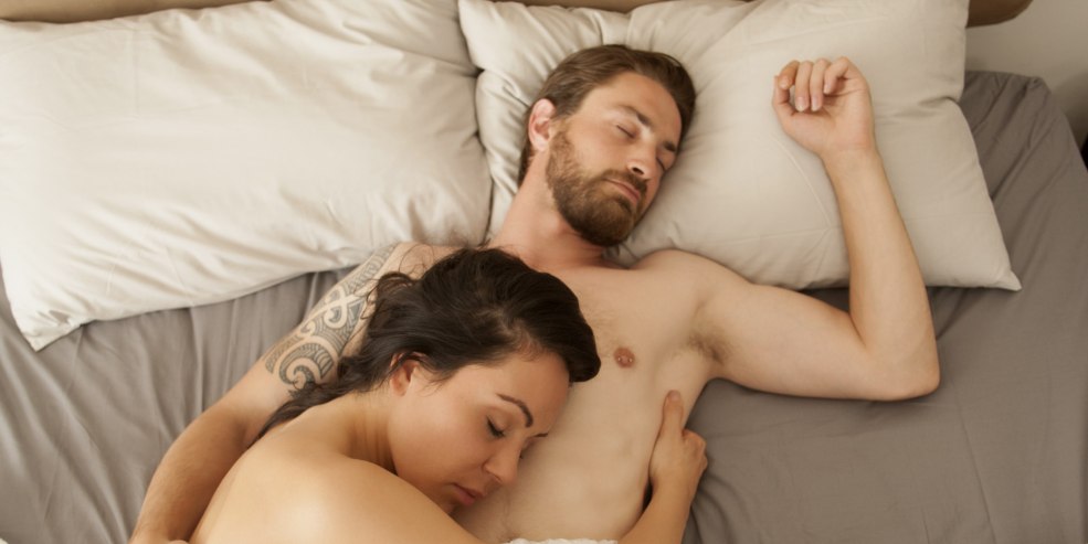 L'homme et la femme dorment nue