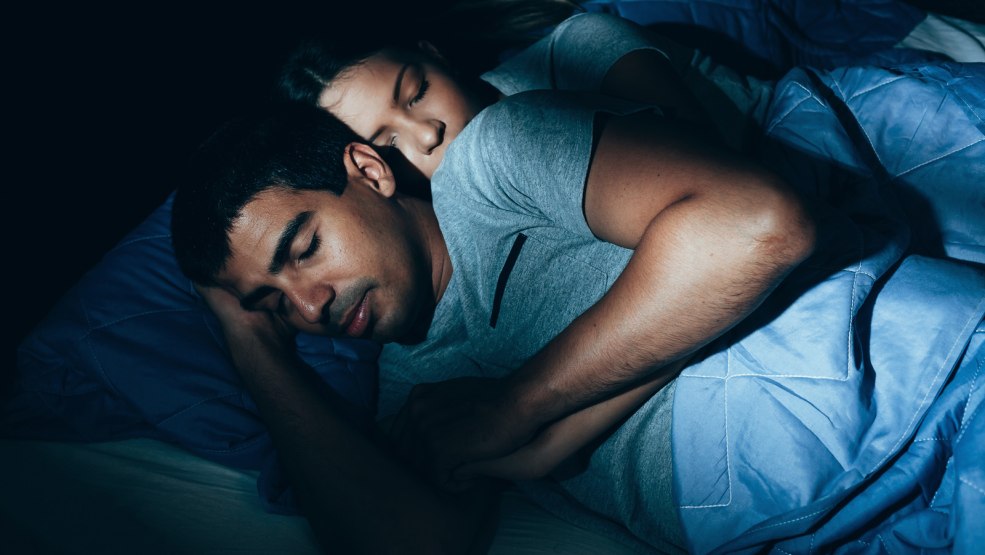 Le sommeil drôle pose ensemble